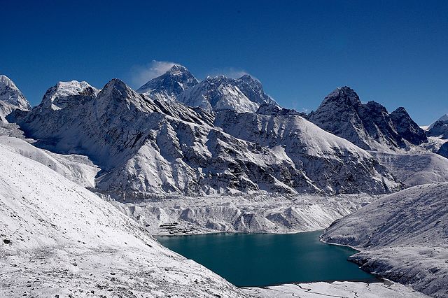 Mt.Everest_Gokyo_Lake_from_the_Renjo_La_Pass.jpg